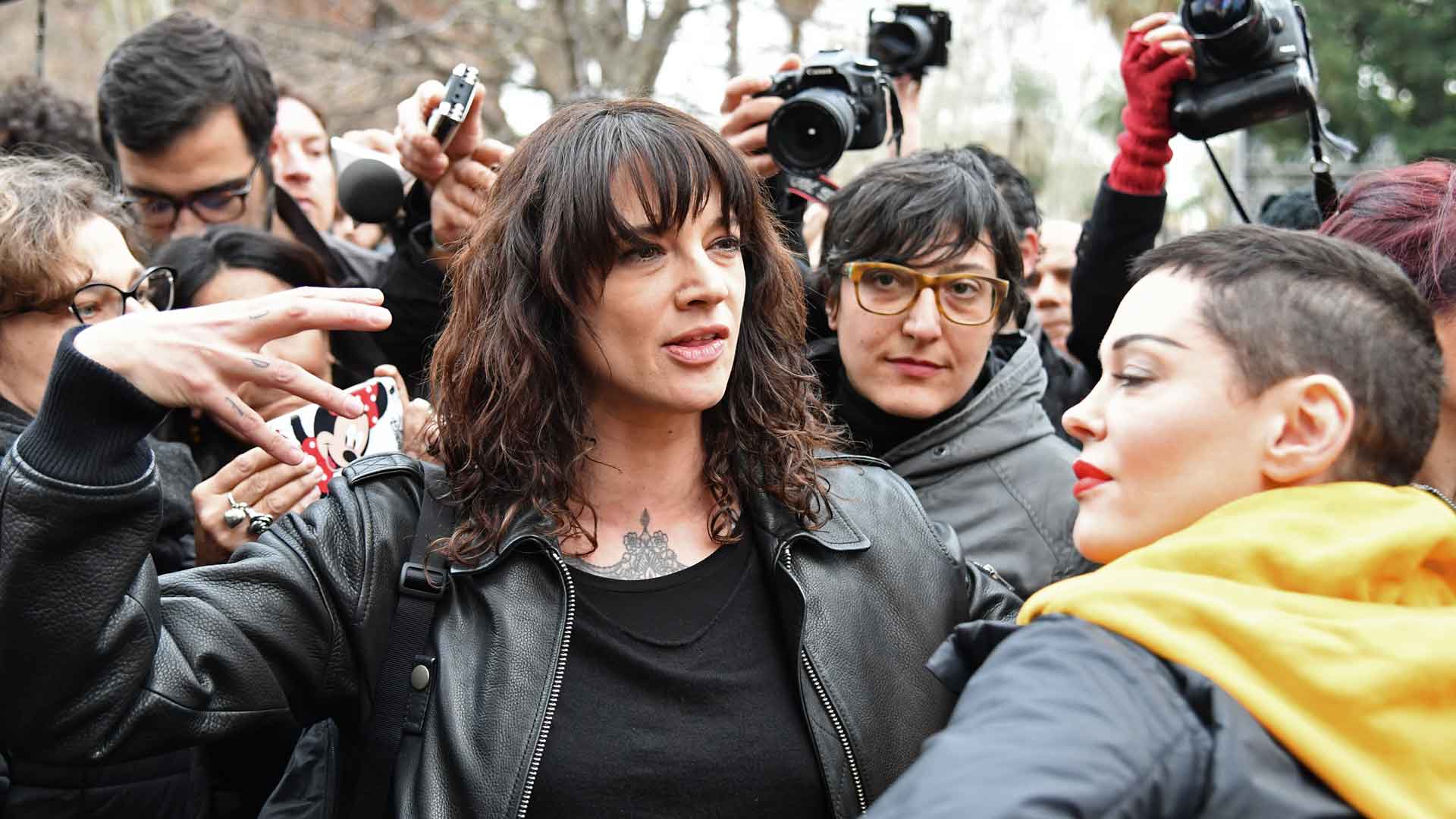 La versión de Asia Argento queda en entredicho por una foto junto a Jimmy Bennett en la cama