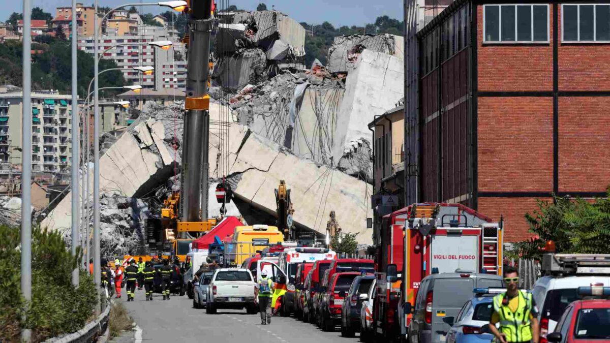 Los equipos de rescate trabajan contrarreloj en busca de posibles supervivientes en Génova