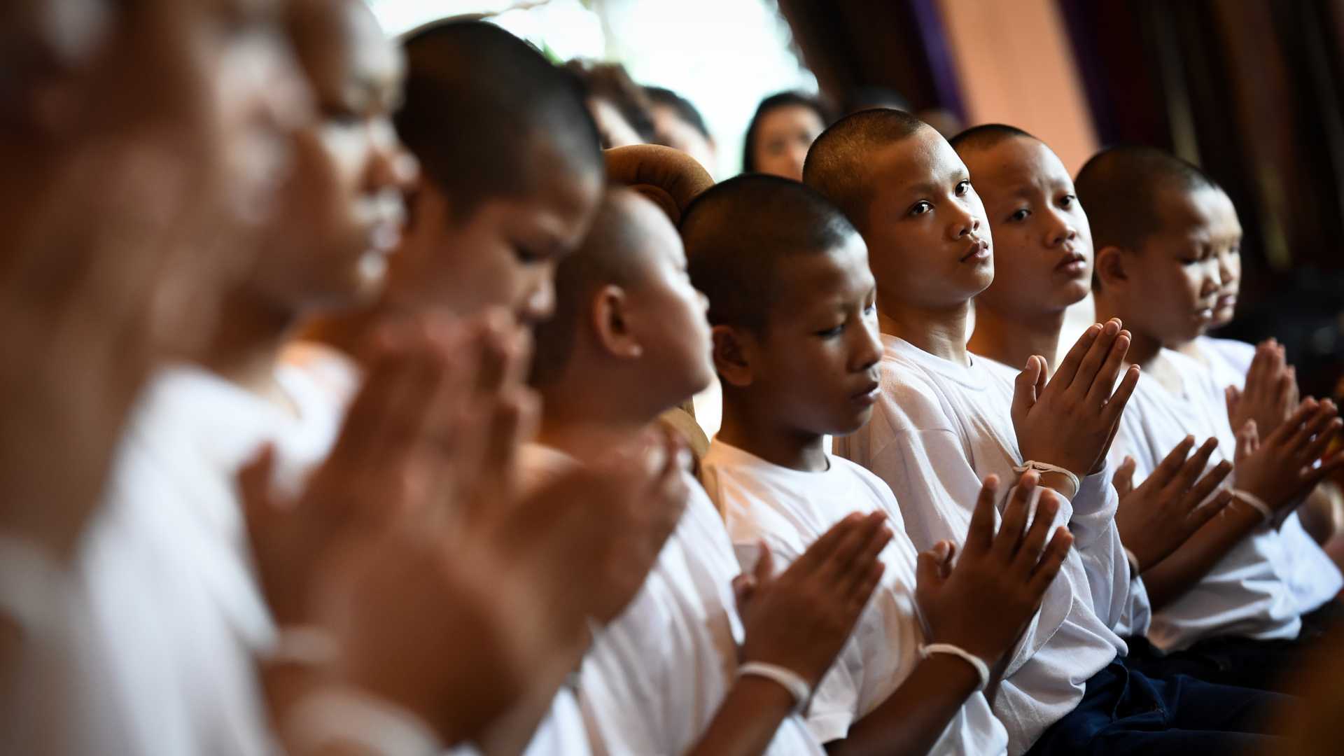 Los niños rescatados de Tailandia terminan un retiro espiritual en recuerdo del buzo fallecido