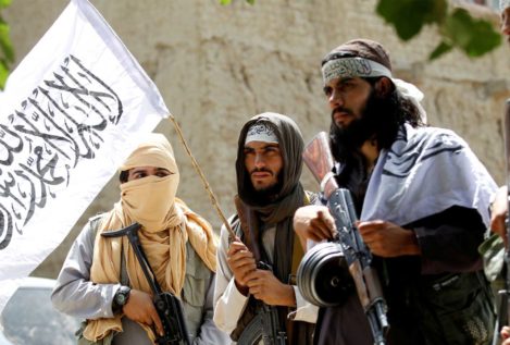 Los talibanes secuestran a más de 100 pasajeros de tres autobuses en Afganistán