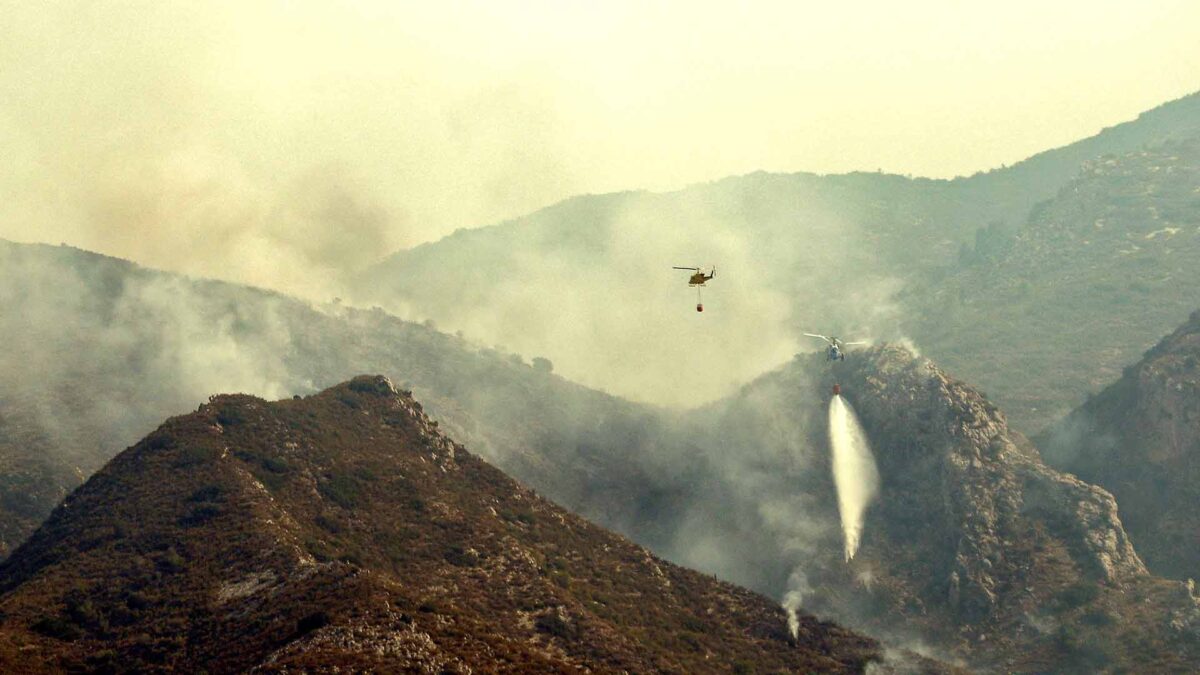 Más de 2.500 personas desalojadas por un incendio en Llutxent, Valencia