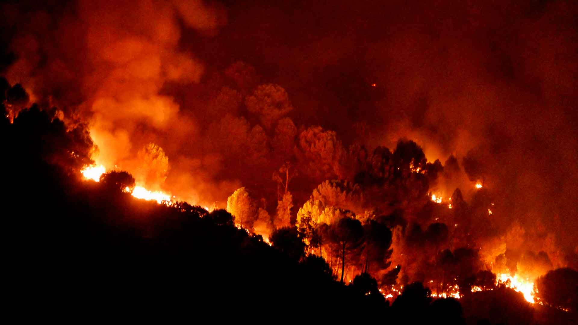 Más de 200 efectivos trabajan para extinguir un nuevo incendio en Huelva