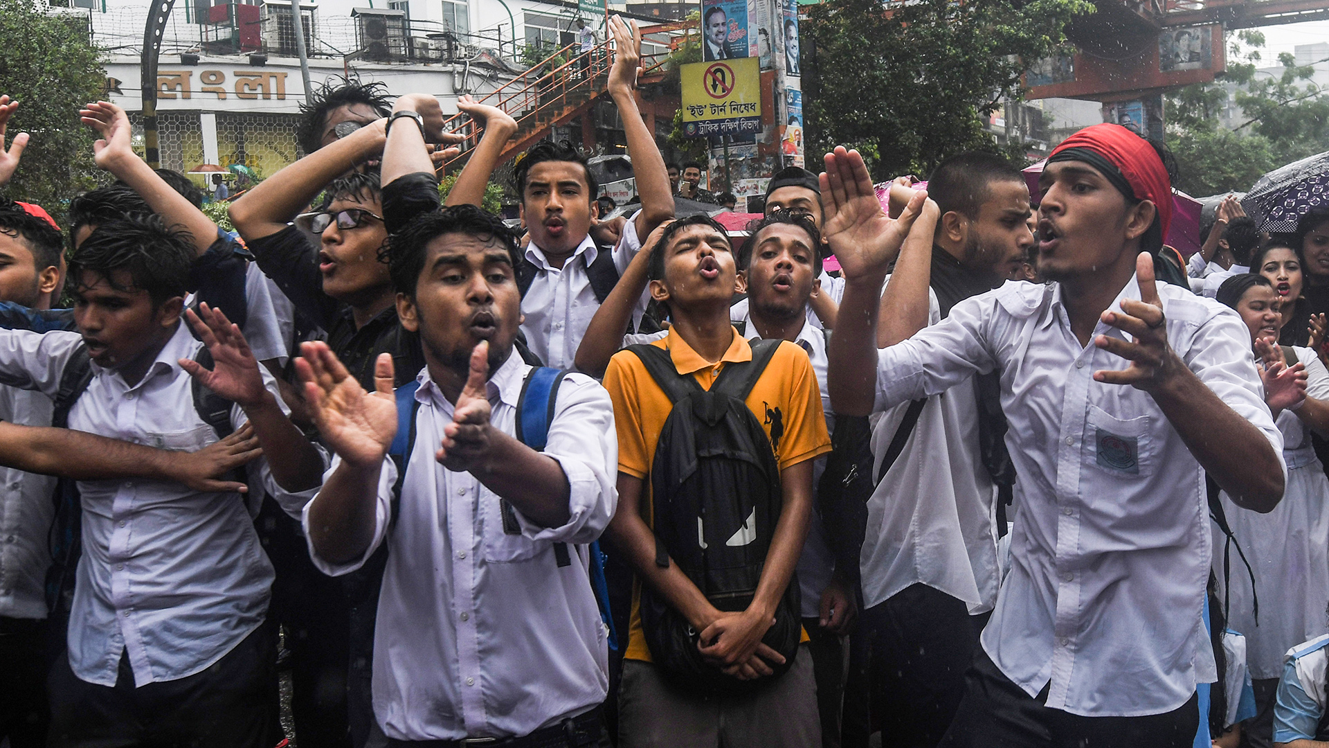 Miles de jóvenes paralizan Dhaka para exigir mejoras en la seguridad vial