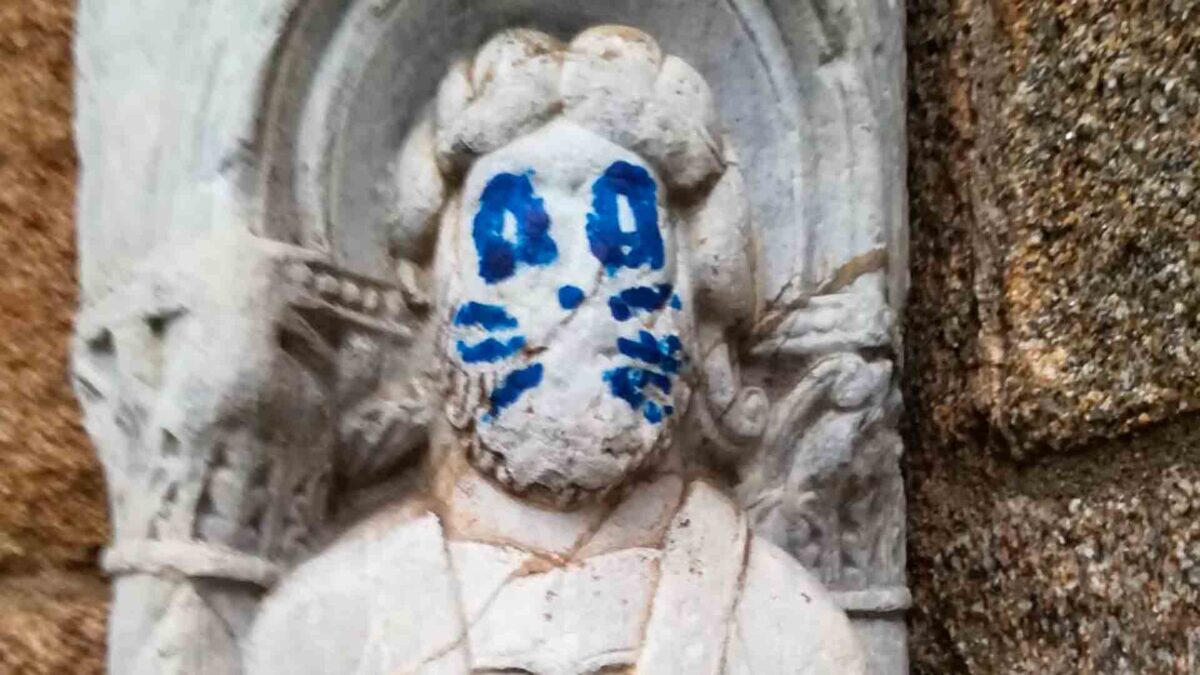 La catedral de Santiago aparece pintada por un grafiti que emula a la banda Kiss