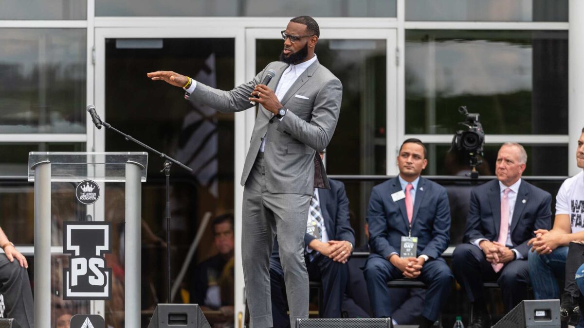 Más de 10.000 personas piden que LeBron James sea el nuevo secretario de educación de EEUU