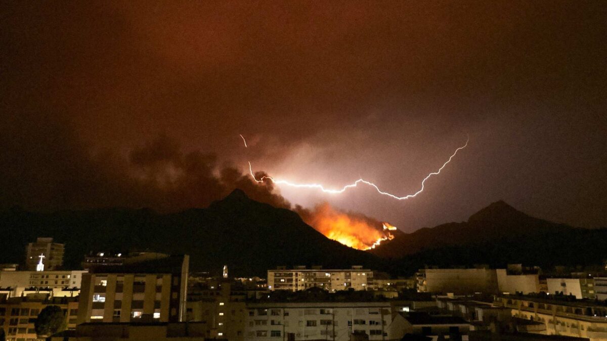 Continúan las labores de extinción del incendio de Llutxent, que ha sido estabilizado