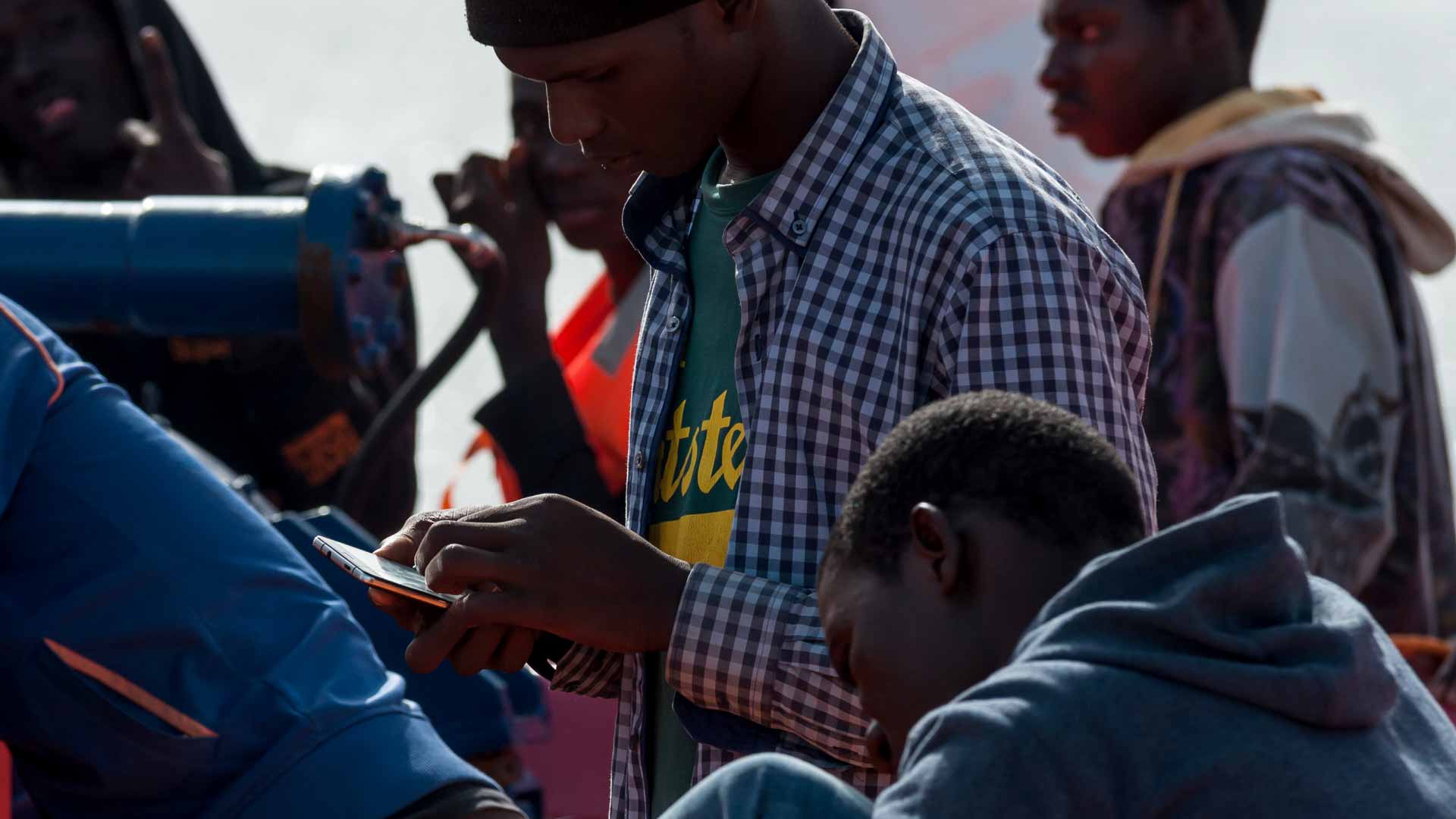 Smartphones: salvavidas y condena en la crisis migratoria
