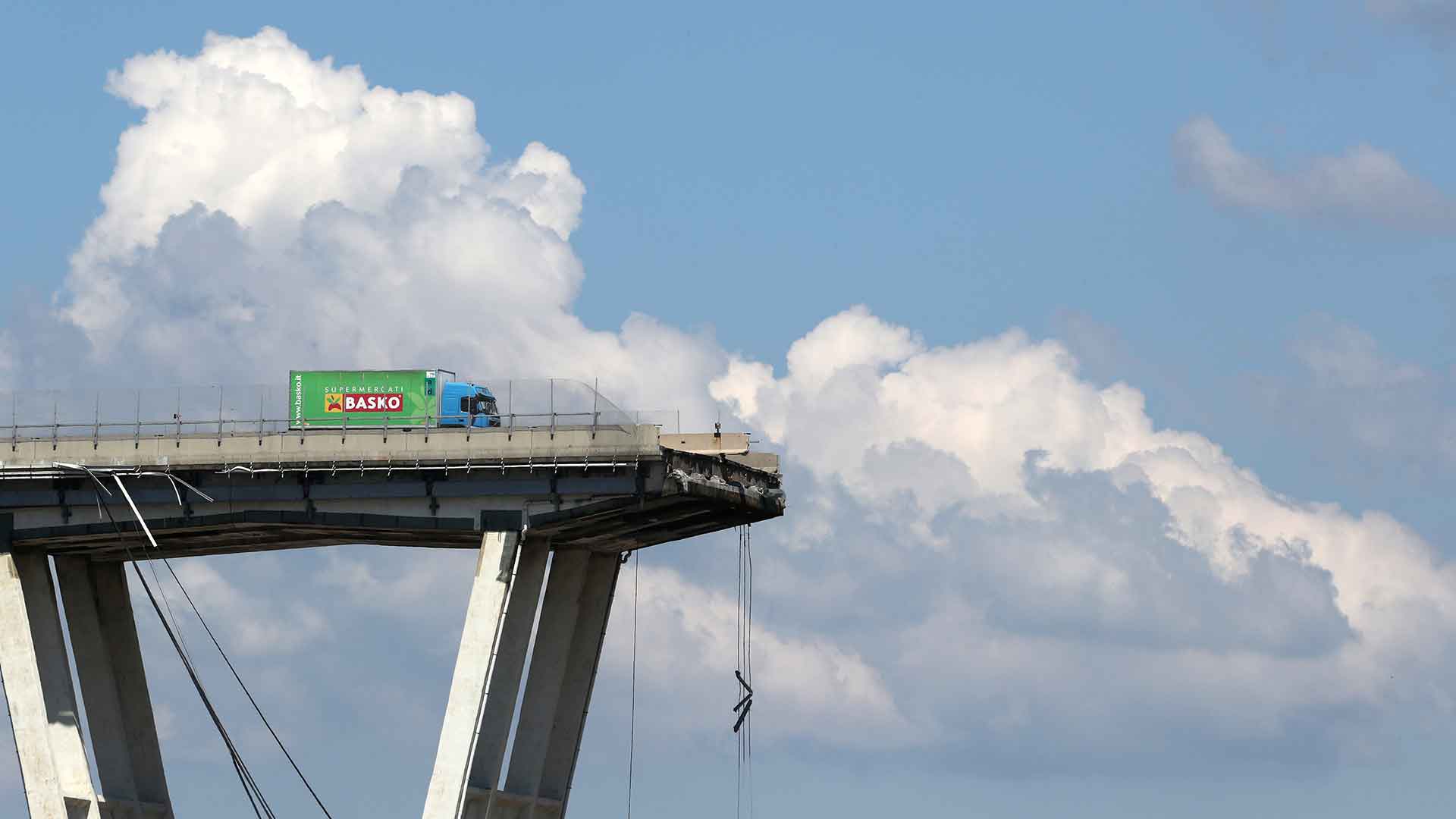 Atlantia, la empresa gestora del puente derrumbado en Génova, cae el 25 % en la Bolsa de Milán