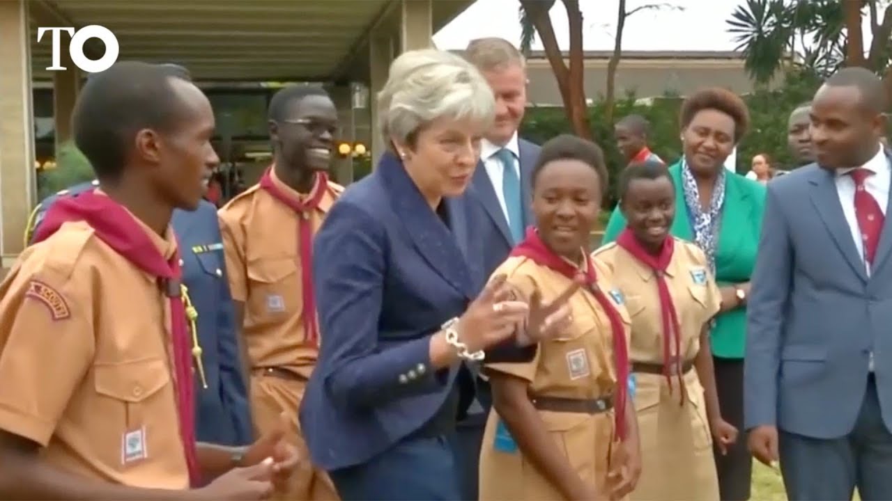 Theresa May causa furor en las redes al ponerse a bailar (otra vez) en su viaje a Kenia y Sudáfrica