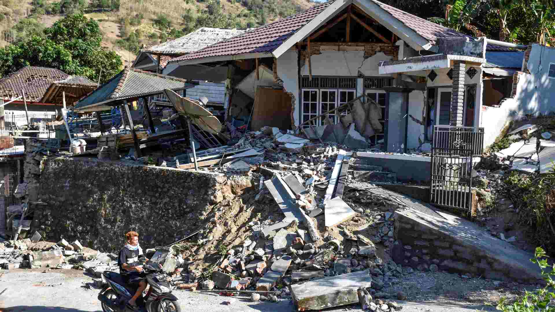 Un terremoto en Indonesia deja al menos 98 muertos y más de 200 heridos