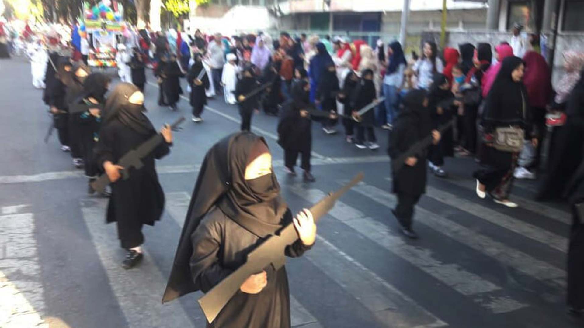 Una guardería disfraza a niñas de yihadistas para un desfile