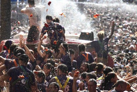 Unas 22.000 personas participan en la Tomatina de Buñol