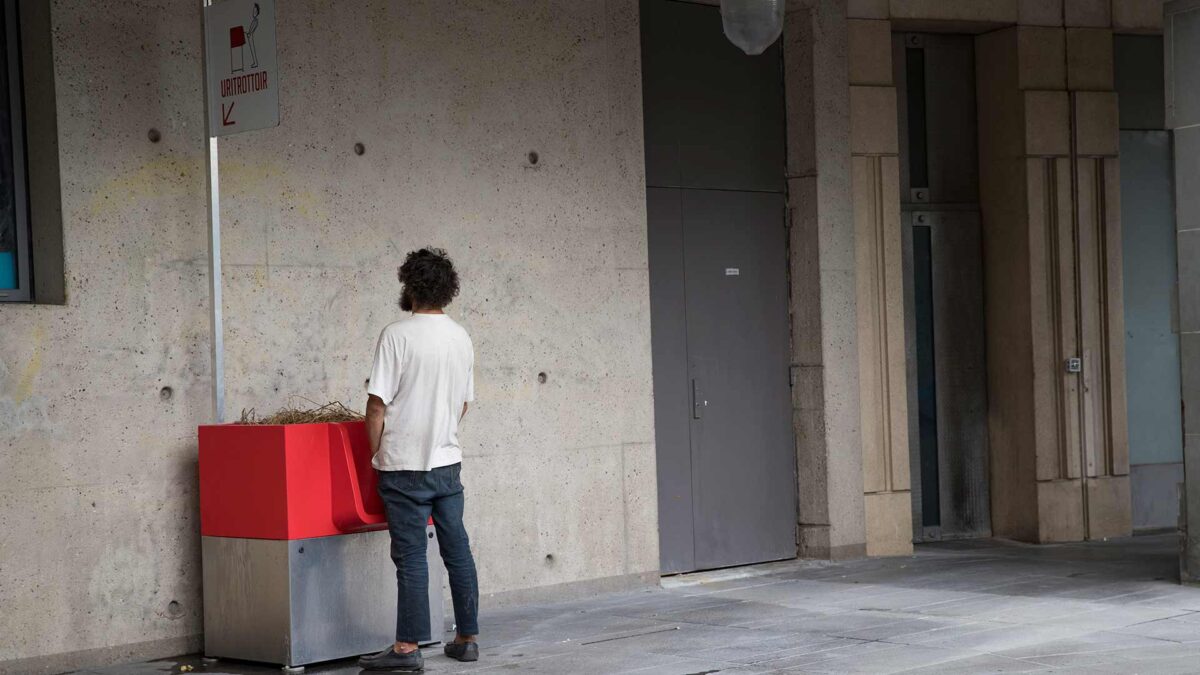 ‘Uritrottoir’, los urinarios ecológicos de París que indignan a los residentes