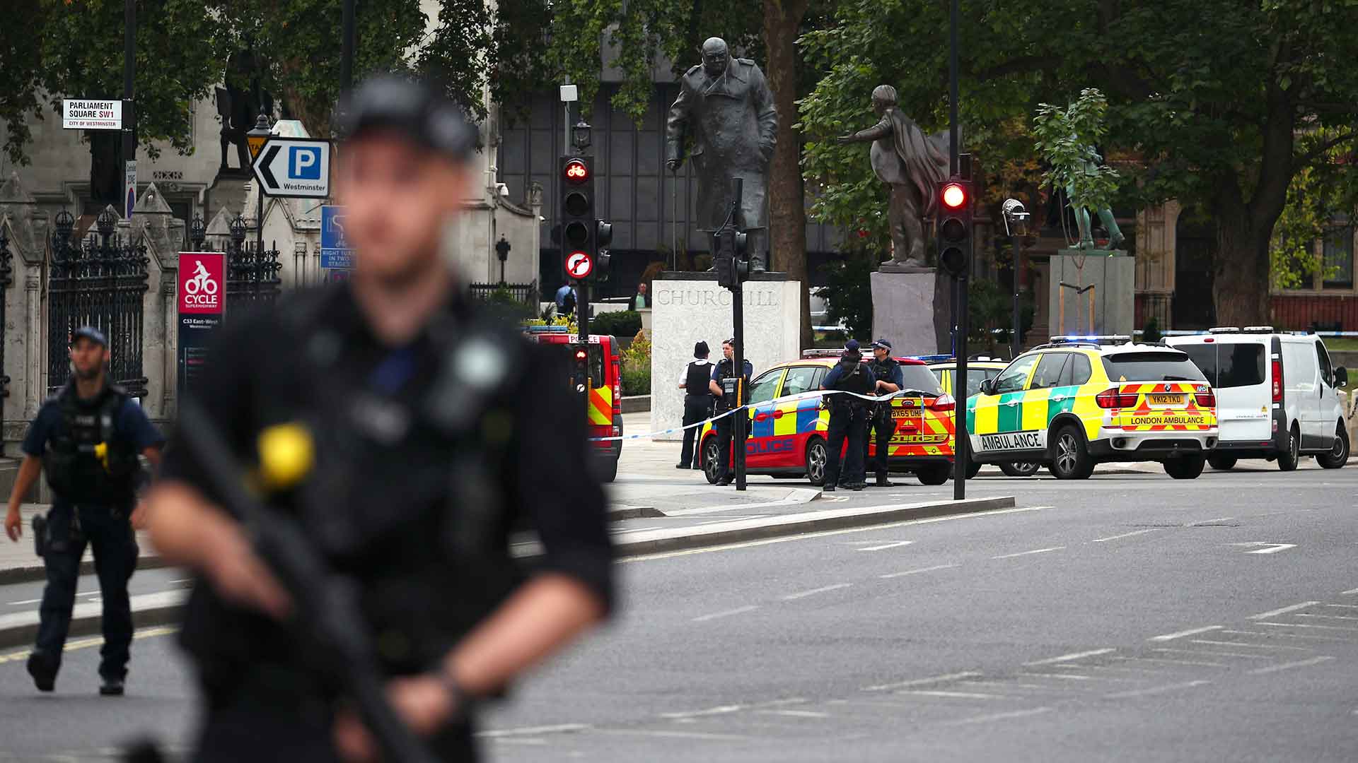 Un detenido tras causar tres heridos al chocar su coche contra el Parlamento británico