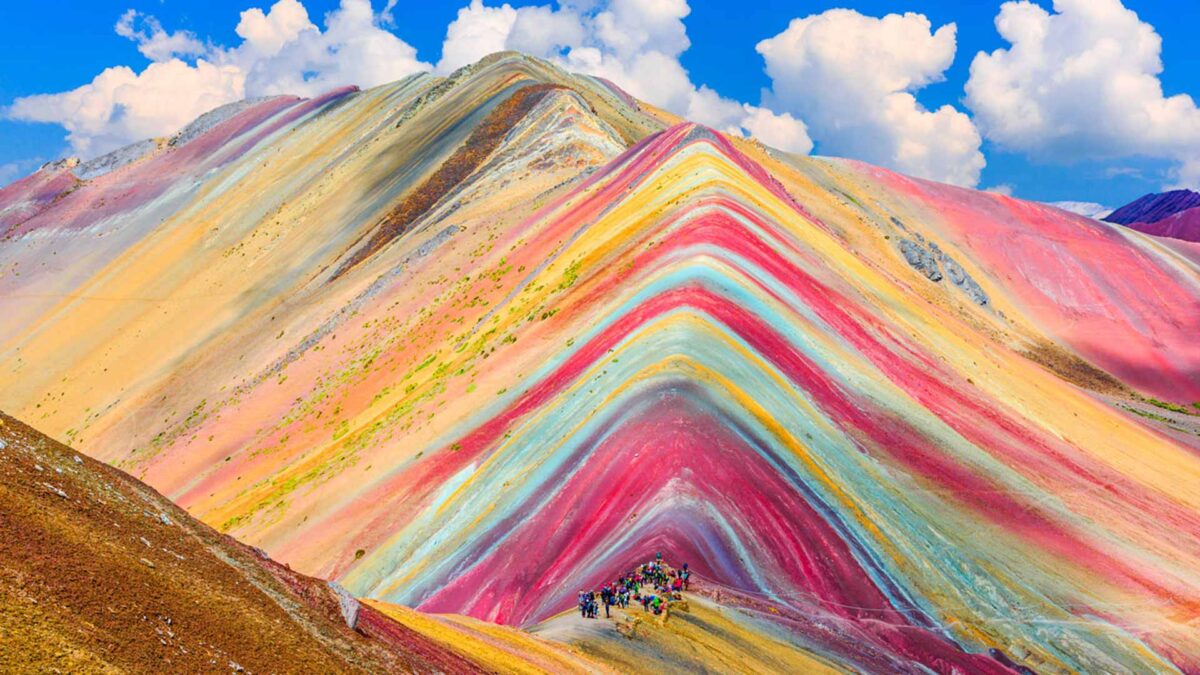 Vinicunca, la montaña arcoíris de Perú que está en peligro por sus colores