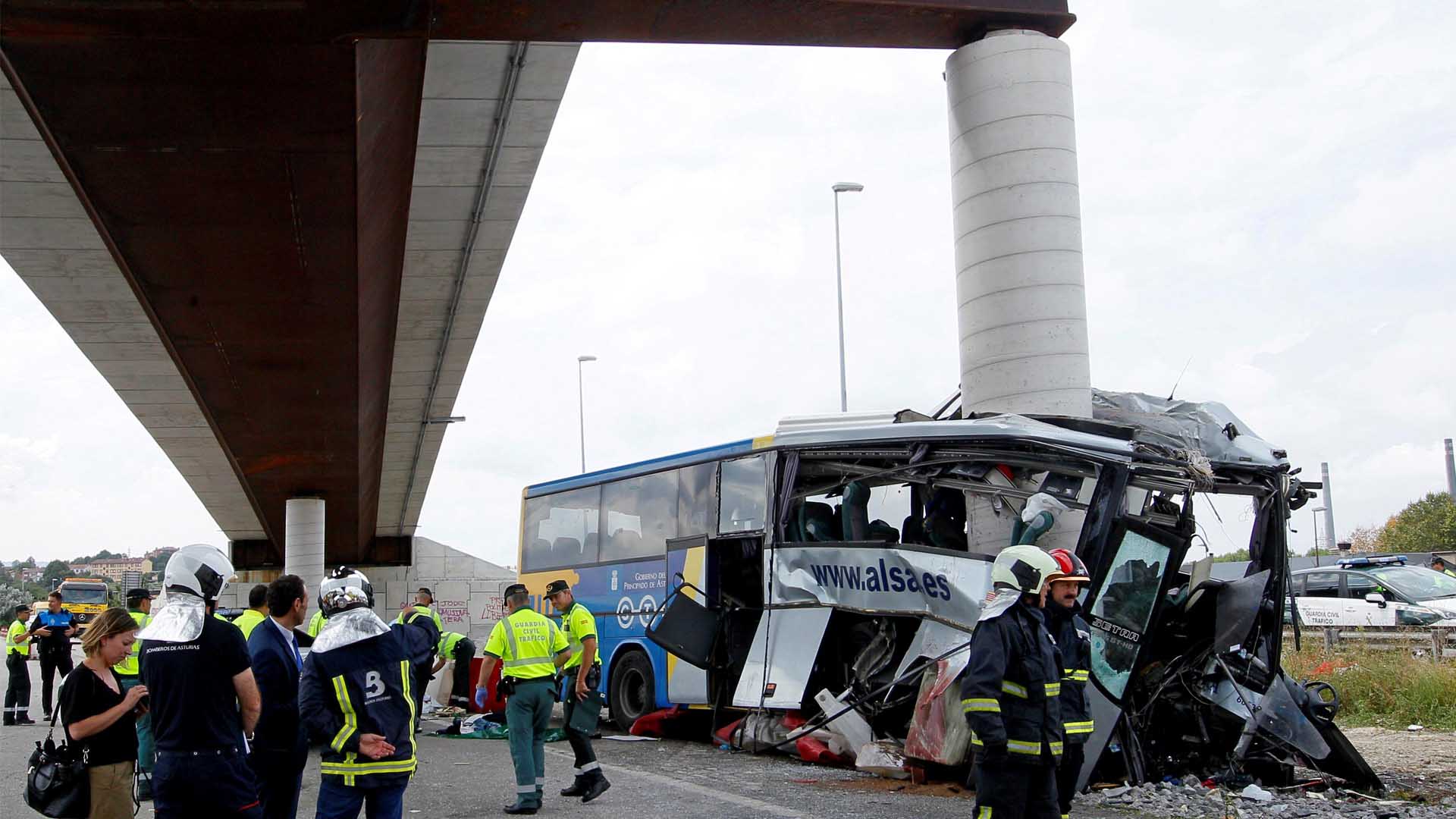 Al menos cinco muertos tras estrellarse un autobús en Avilés