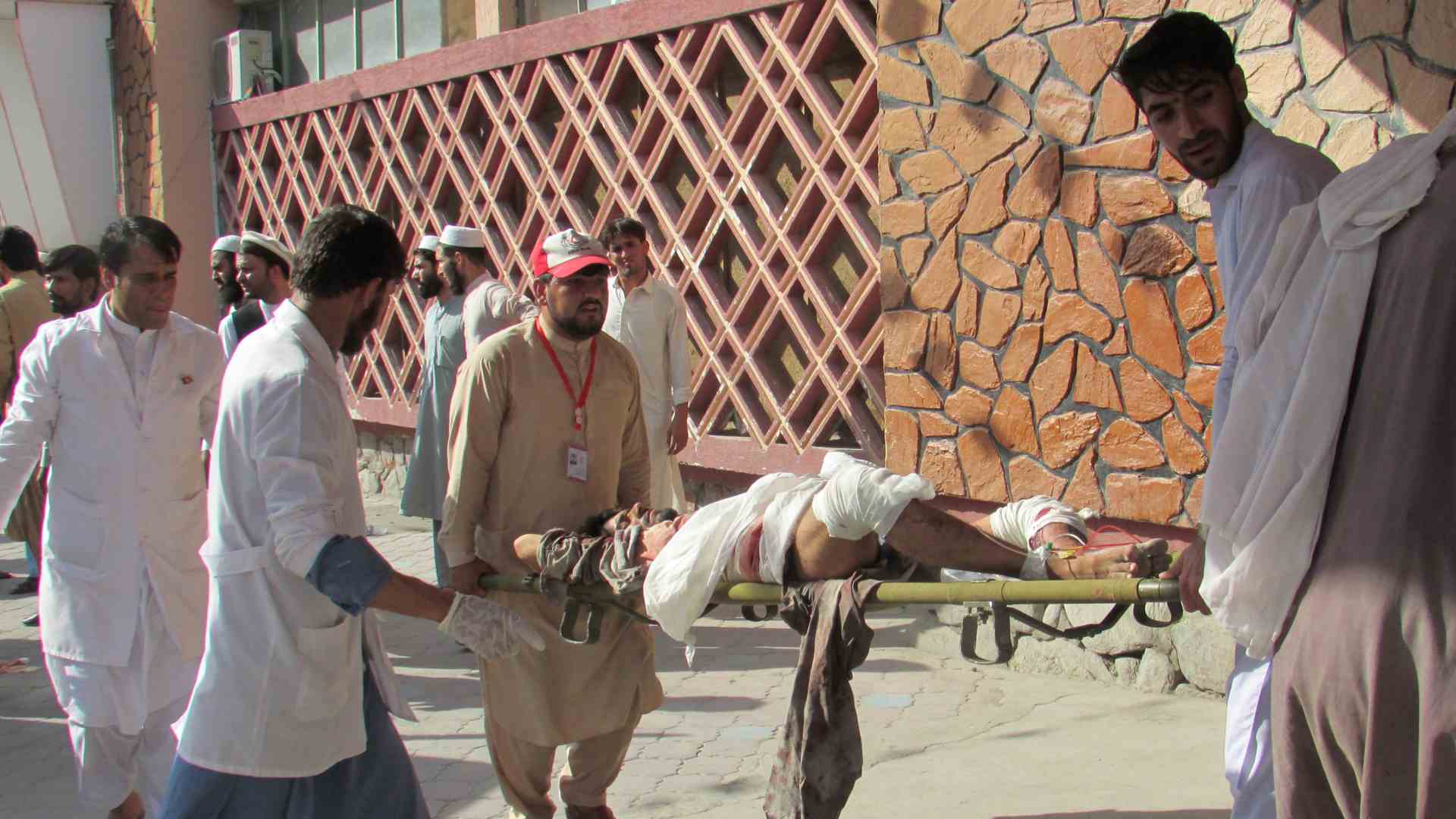 Ascienden a 68 los muertos en el ataque suicida en Afganistán contra manifestantes