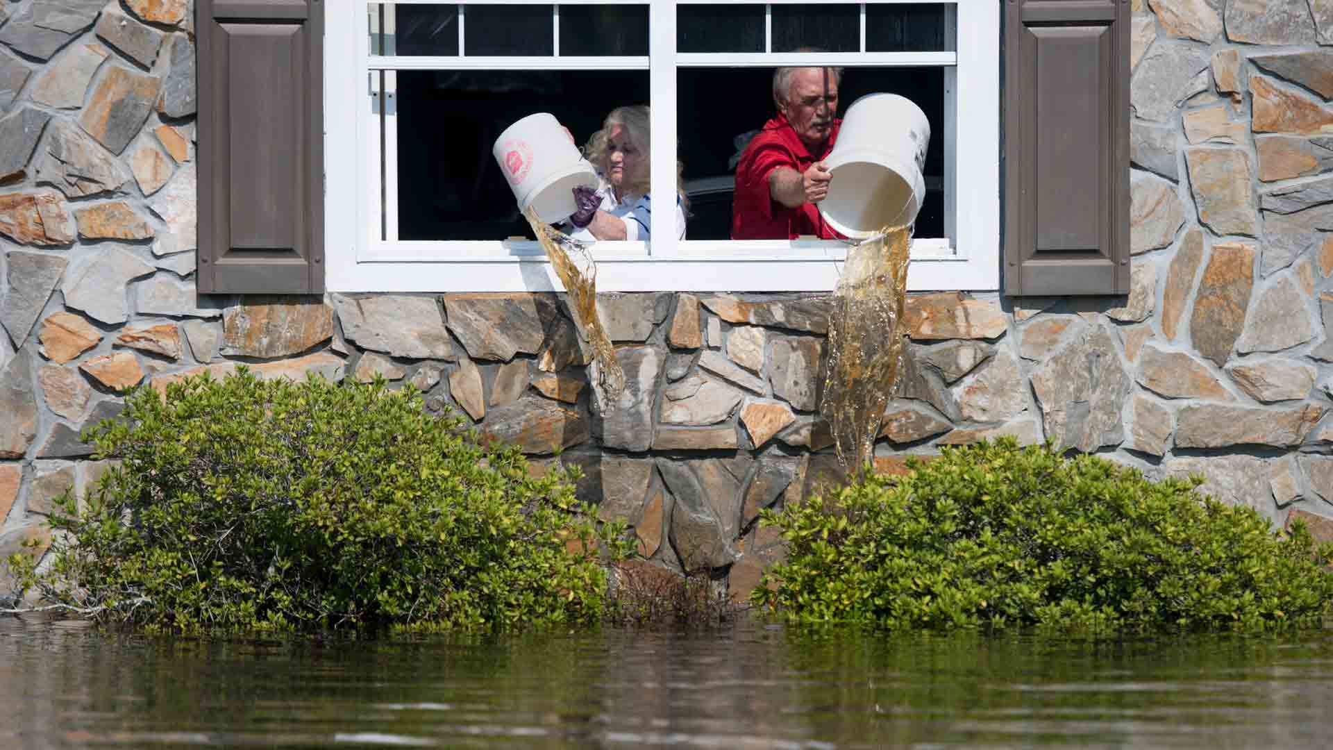 Aumentan a 42 los muertos por Florence y las inundaciones continúan