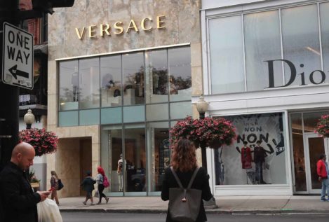 El grupo de moda Michael Kors compra Versace por 1.830 millones de euros