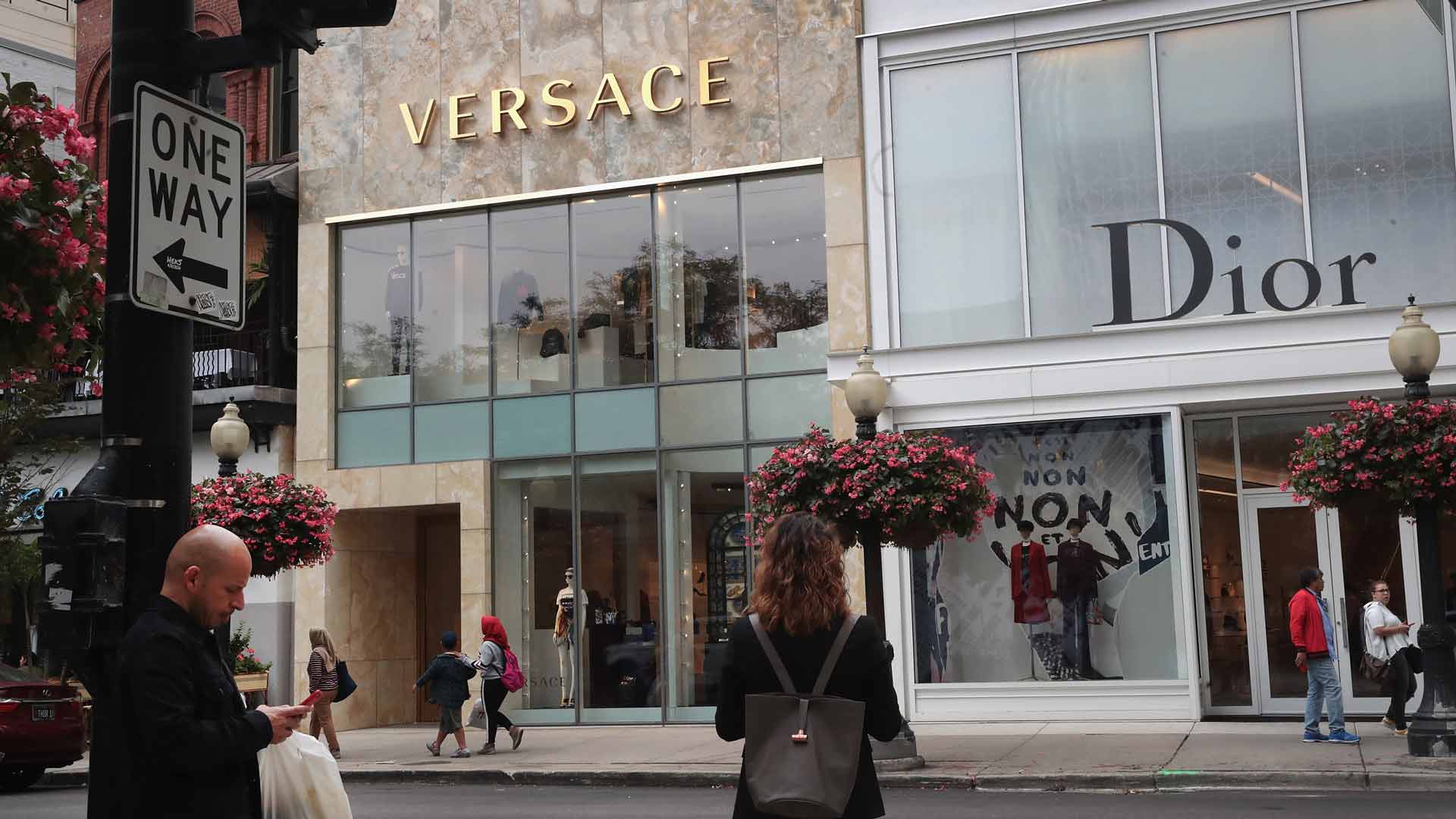 El grupo de moda Michael Kors compra Versace por 1.830 millones de euros
