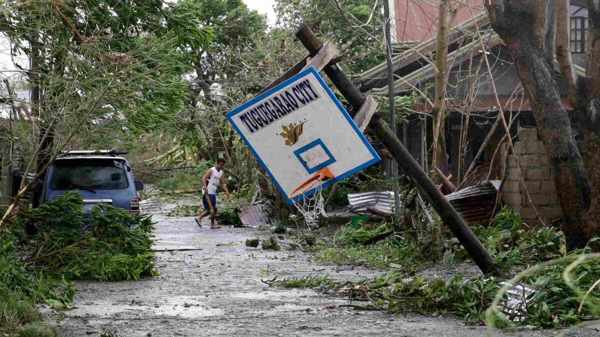 El supertifón Mangkhut pierde fuerza tras dejar dos muertos a su paso por Filipinas