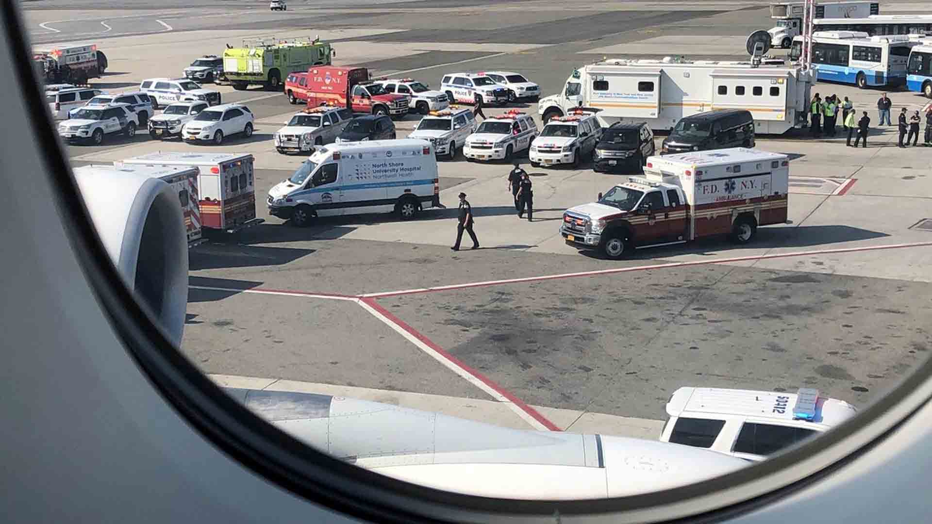 En vigilancia un avión de Emirates que llegó a Nueva York con un grupo de pasajeros enfermos