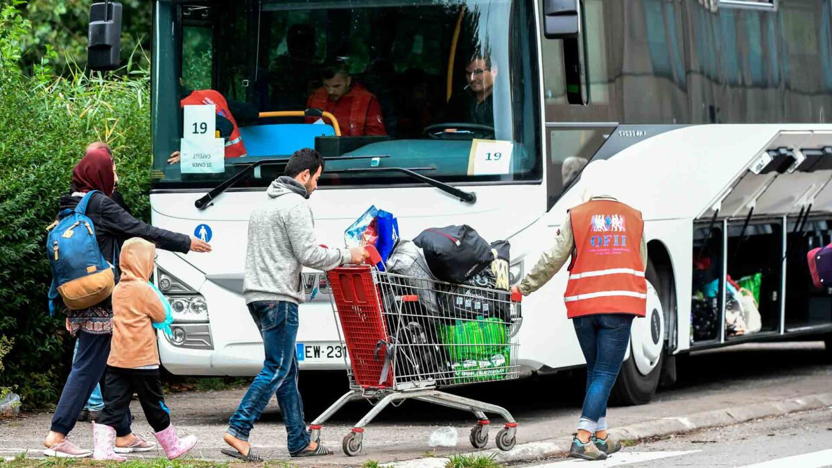 Francia desaloja un campamento con cientos de migrantes cerca de Dunkerque