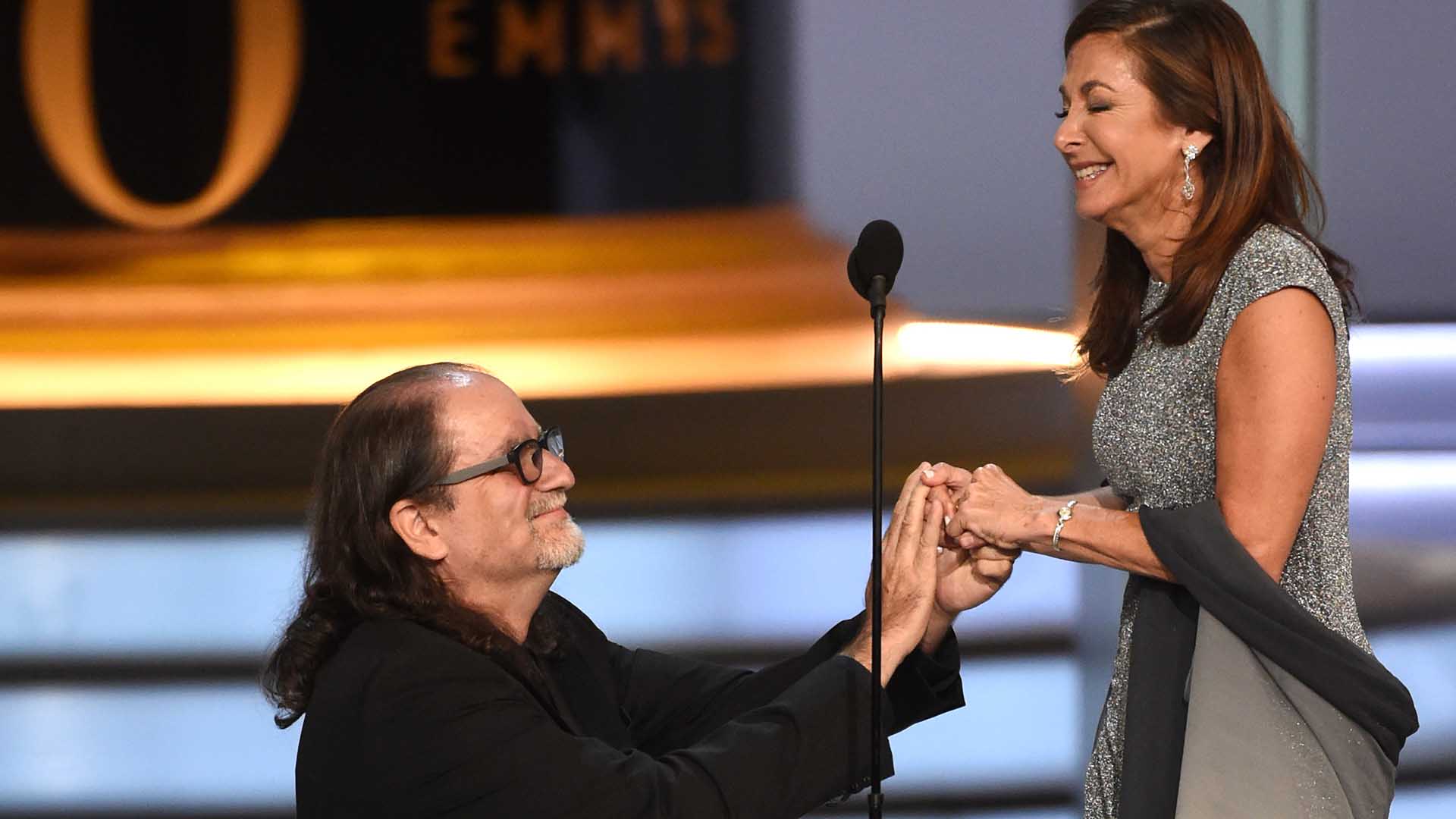 Glen Weiss recoge un premio en los Emmys 2018 y le pide matrimonio a su novia en directo