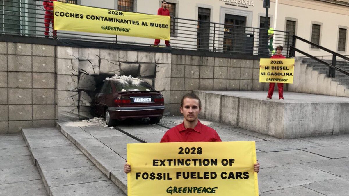 Greenpeace ‘estrella’ un coche contra el Reina Sofía en protesta contra el cambio climático