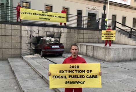 Greenpeace 'estrella' un coche contra el Reina Sofía en protesta contra el cambio climático