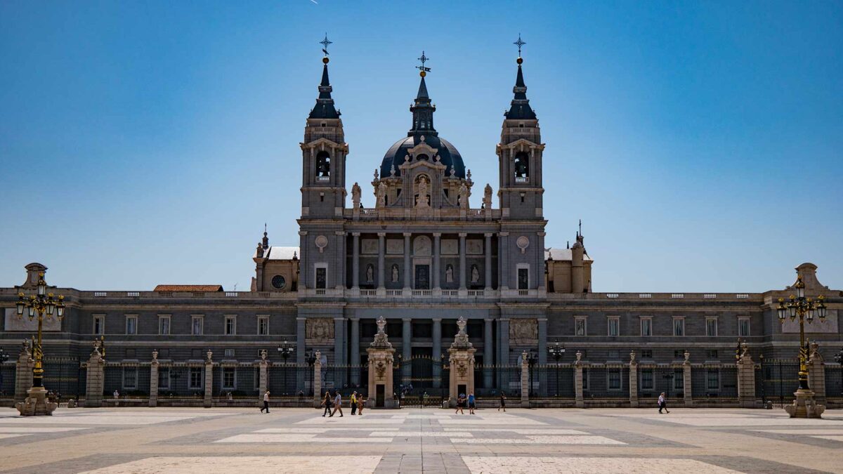 La familia enterrará a Franco en la catedral de la Almudena si se exhuma