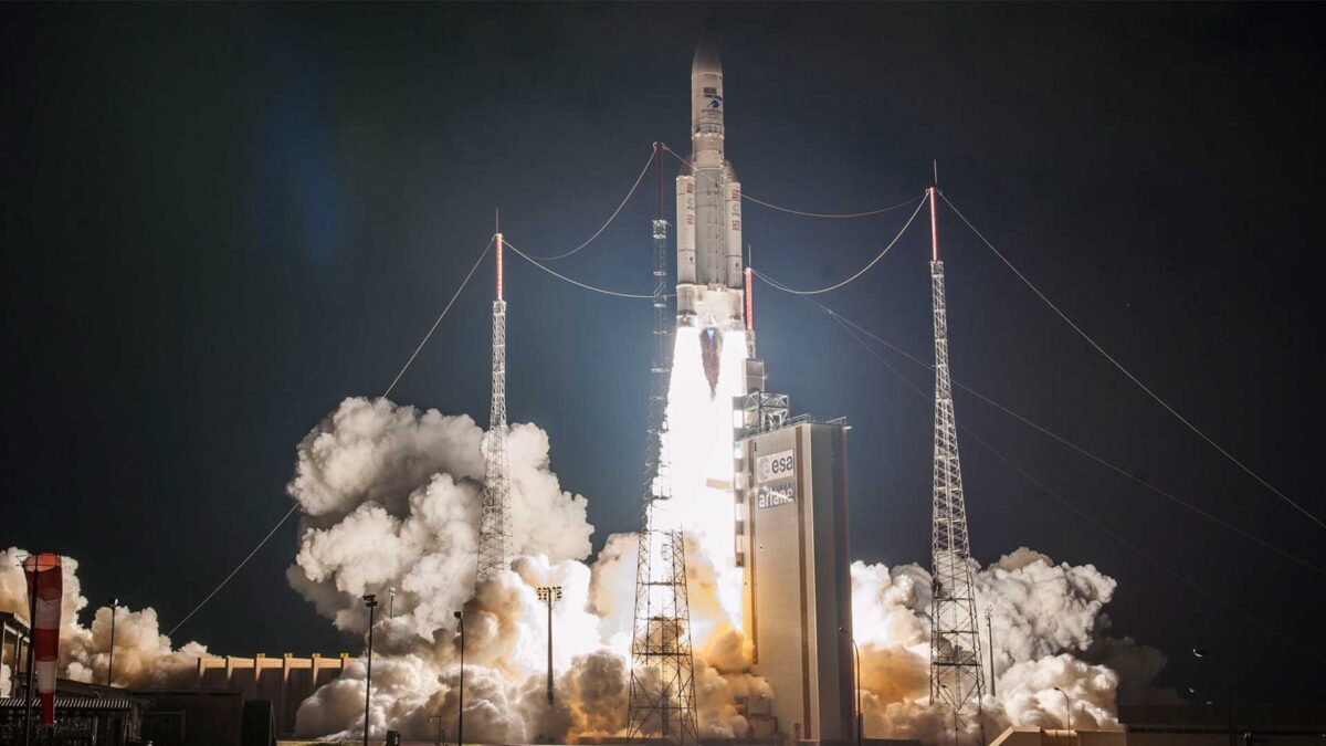 El cohete europeo Ariane 5 pone en órbita dos satélites en su vuelo número 100