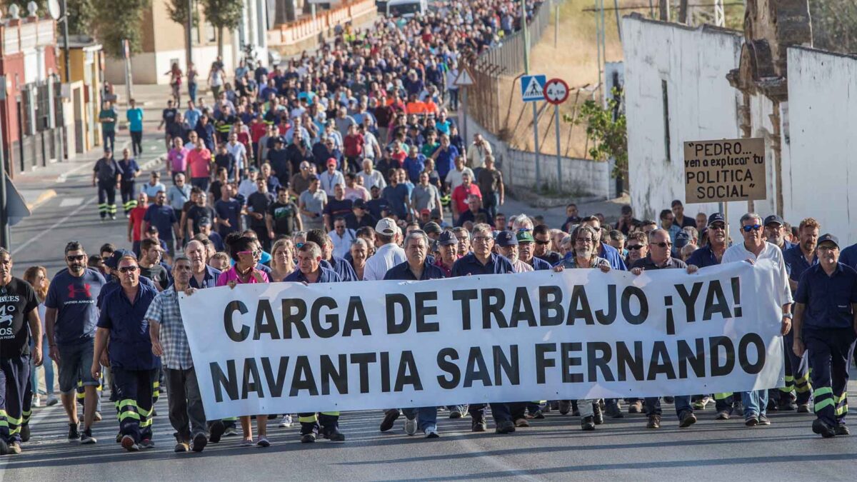 Los empleados de Navantia cortan la A-4 para pedir que se cumpla el contrato de las corbetas