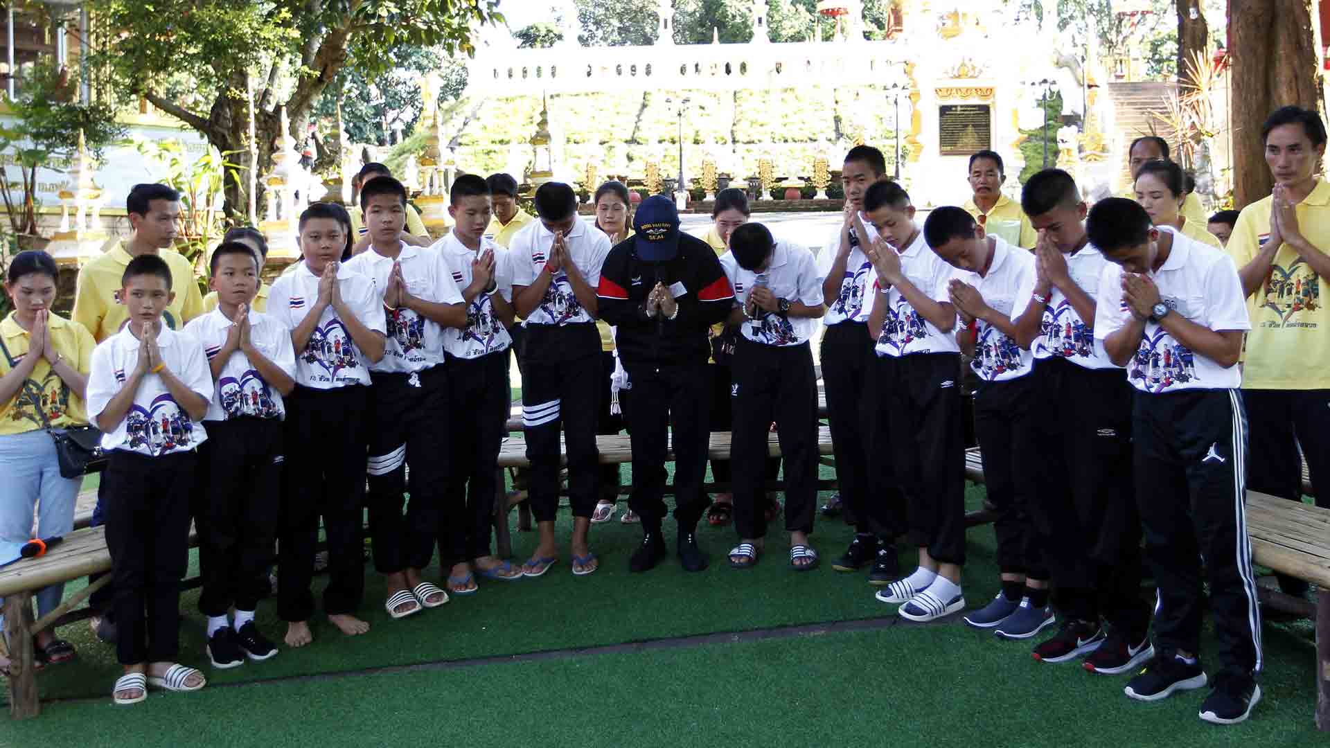 Los niños rescatados de una cueva en Tailandia reciben camisetas del Barcelona