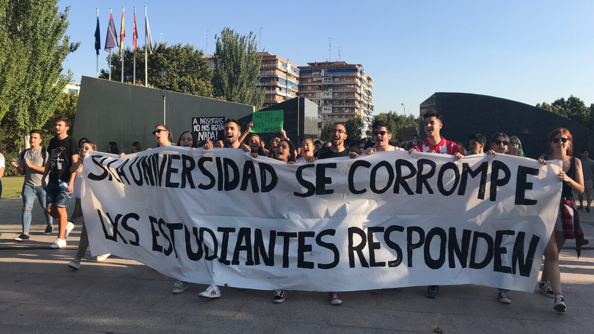 Miles de estudiantes de la URJC en huelga bajo el lema ‘fuera la mafia de la universidad’