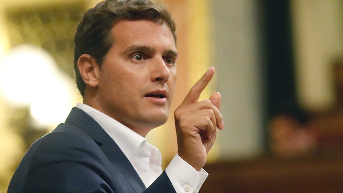 Rivera y Casado arremeten contra Sánchez por su intención de acabar con el veto del Senado