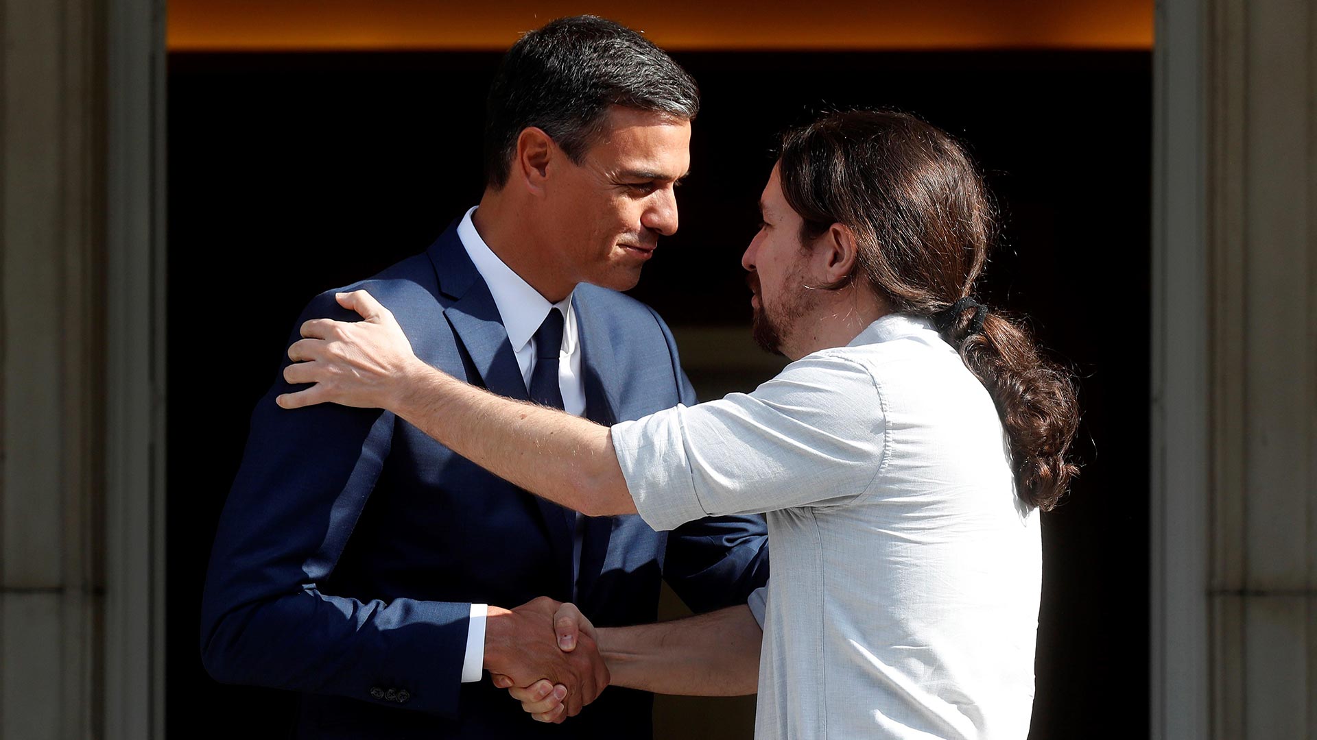 Sánchez e Iglesias acuerdan bajar el impuesto a los autónomos y el IVA