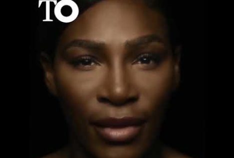 Serena Williams canta en topless contra el cáncer de mama