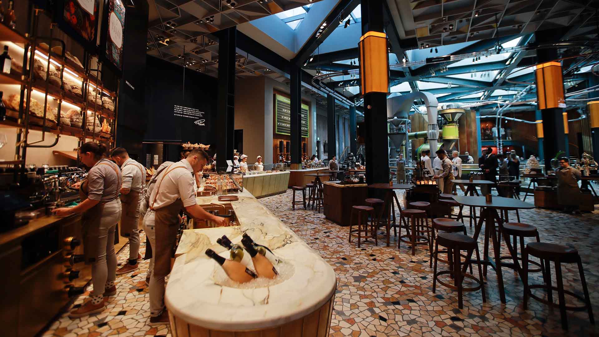Starbucks abre su primera cafetería en Italia, el reino del expreso
