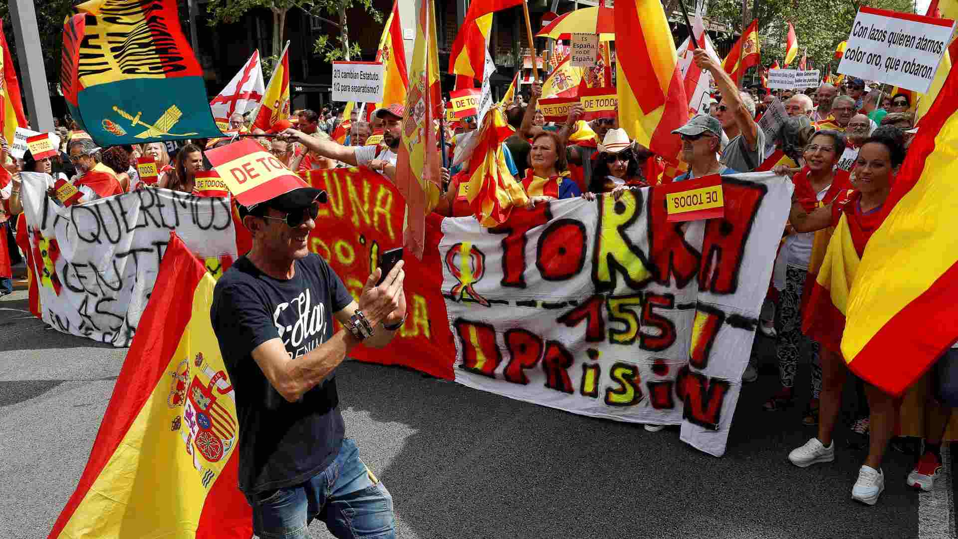 Tensión en Barcelona al coincidir una manifestación por la unidad de España con una independentista
