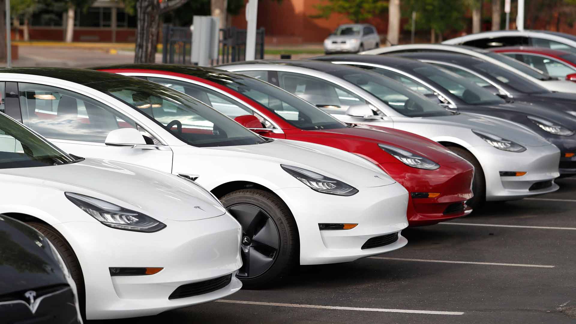 Tesla se derrumba en bolsa por la demanda contra Elon Musk