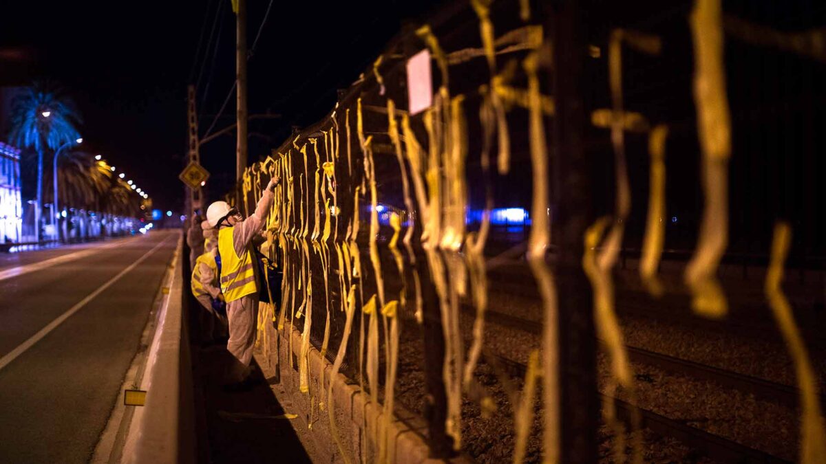 Un juez archiva la denuncia a 14 identificados por retirar lazos amarillos en Tarragona