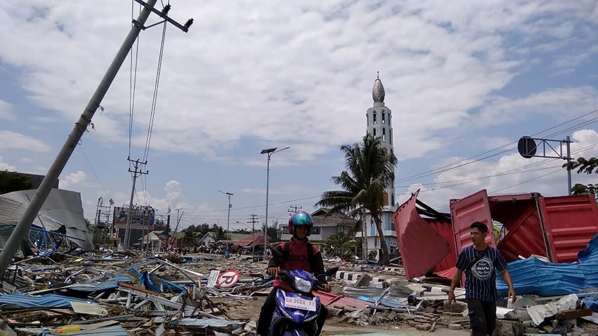 Un terremoto y un tsunami dejan al menos 384 víctimas mortales en Indonesia