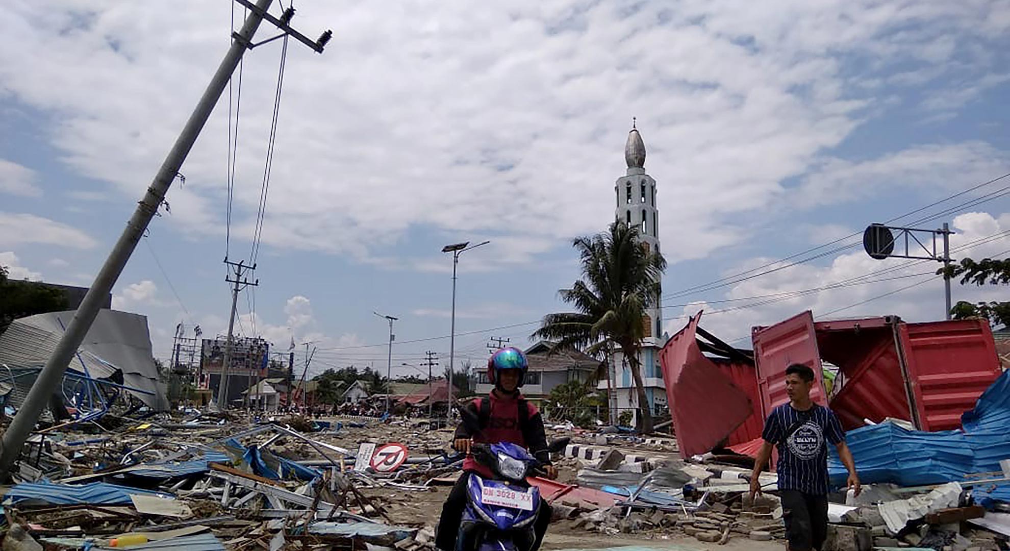 Un terremoto y un tsunami dejan al menos 384 víctimas mortales en Indonesia