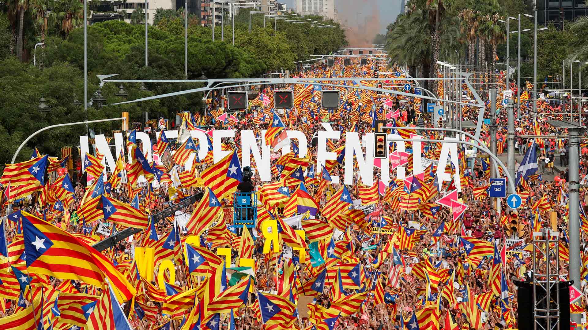 Una multitudinaria «ola sonora» clama por la república catalana y los presos durante la Diada