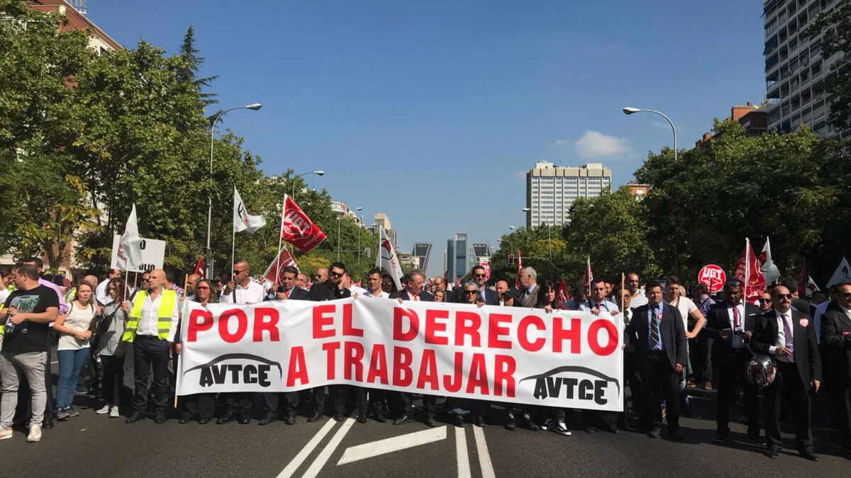 Unos 200 conductores de Uber y Cabify cortan varios carriles de la Castellana