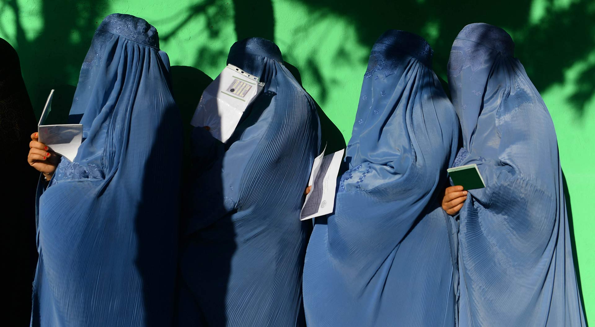 Afganistán vota bajo la amenaza talibán