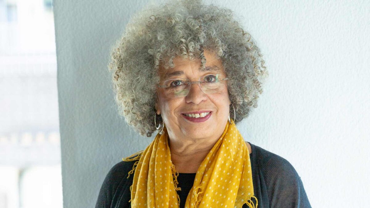 Angela Davis: «El feminismo es la estrategia en contra del fascismo, el racismo, el materialismo y la explotación económica»