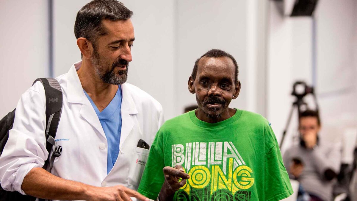 El cirujano Cavadas reconstruye el rostro y la mano de un hombre atacado por una hiena