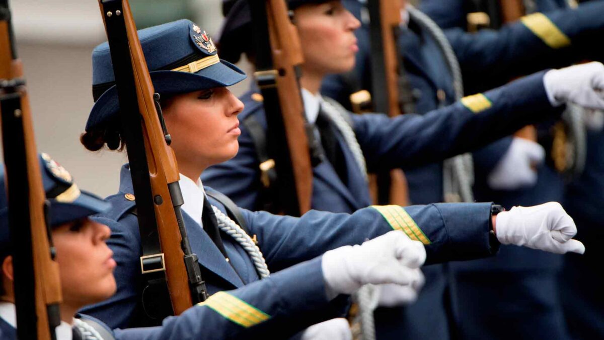 Defensa modifica la altura mínima para las mujeres y unifica la política de tatuajes